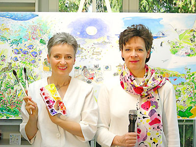 Pict: Evi and Ruth Juon in front of the picture «Aquarellsong Paradise»